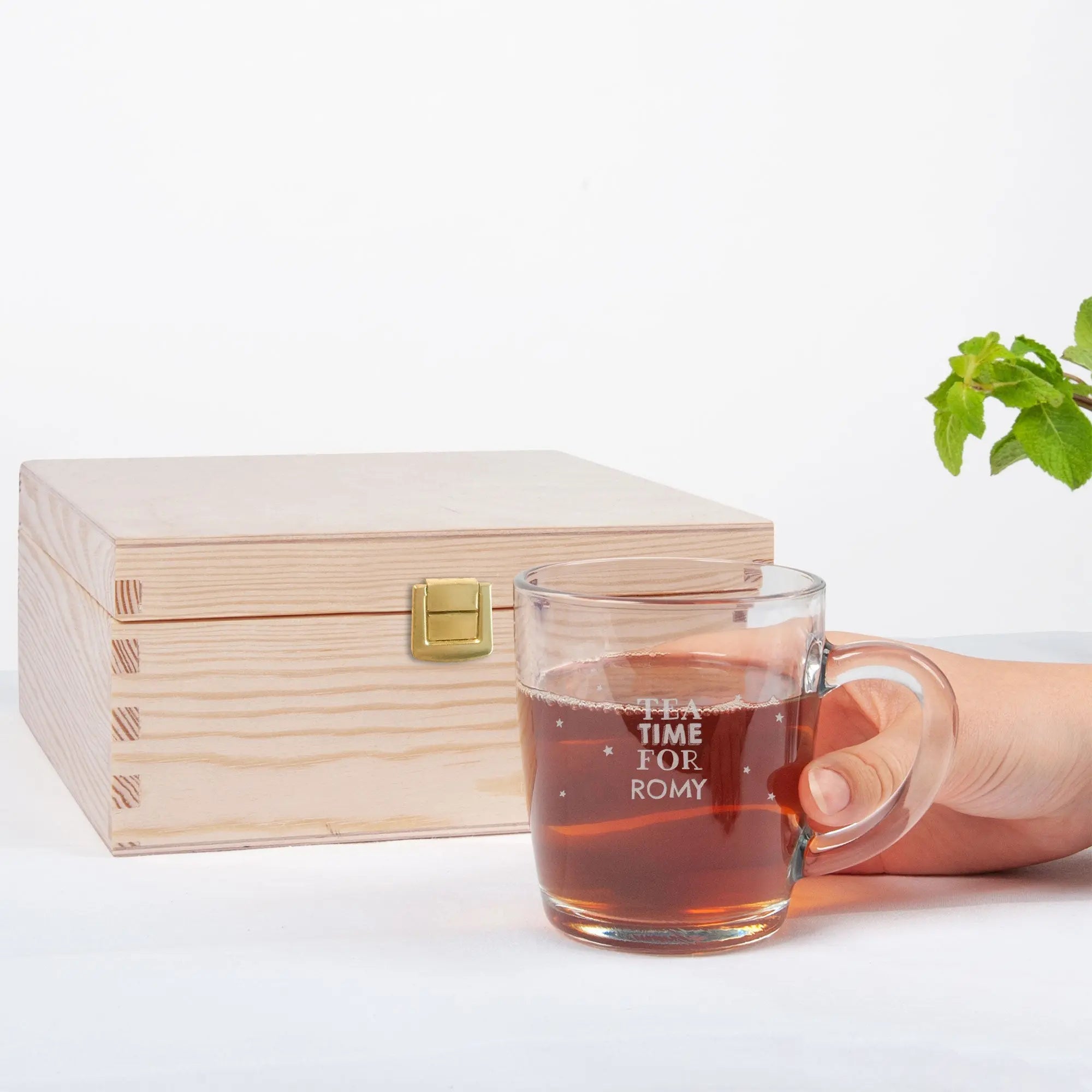 Scatola per tè in legno con bicchiere da tè con incisione