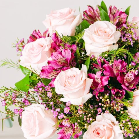 Fioritura Rosa: Rose e Alstroemerie highlight