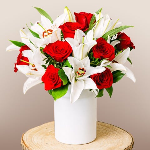 Nota d'amore: Rose rosse e gigli bianchi