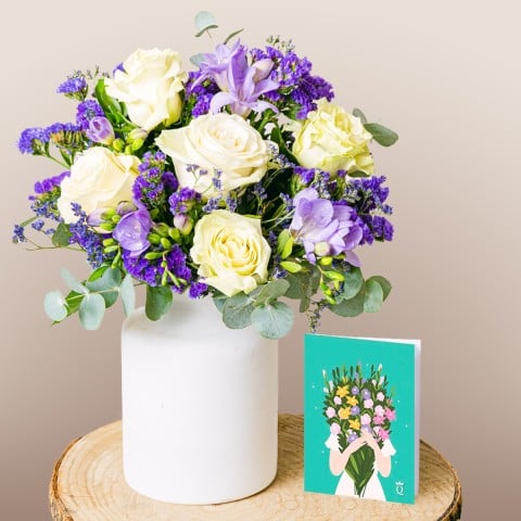 Tocco di eleganza: mazzo di fiori, vaso e biglietto di auguri