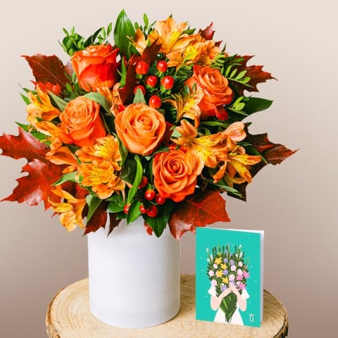 Brezza calda: bouquet di fiori, vaso e biglietto di auguri