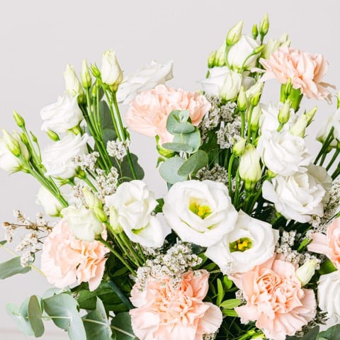 Pinky Touch: Lisianthus e Garofani rosa highlight