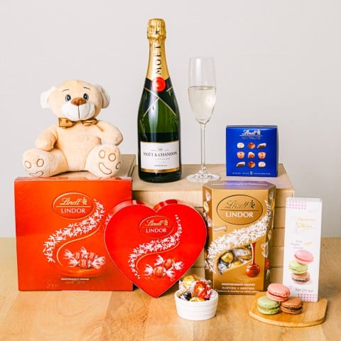 Moët & Sweet Embrace: Cesto regalo al cioccolato