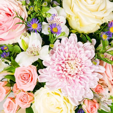 Eterna Belleza: Bouquet di fiori, vaso e biglietto di auguri highlight