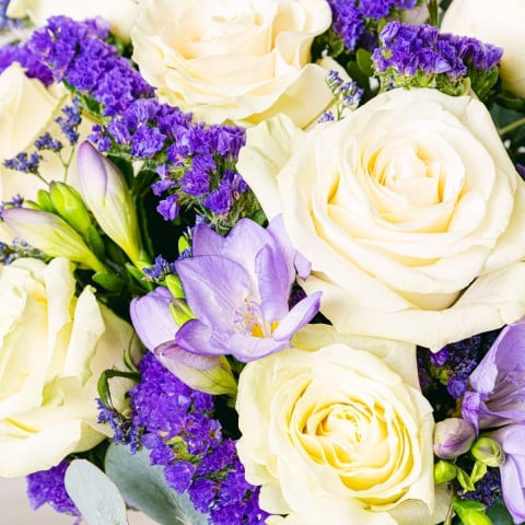 Tocco di eleganza: mazzo di fiori, vaso e biglietto di auguri highlight