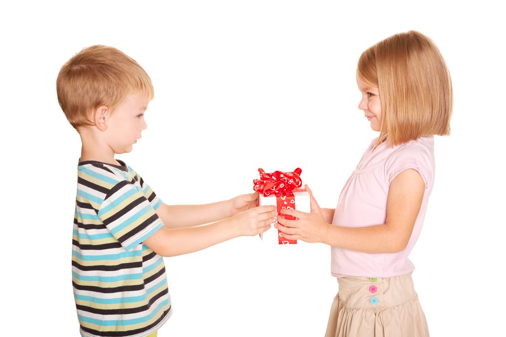 Делайте друг другу подарки. Мальчик дарит подарок девочке. Ребенку дарят игрушку. Ребенок дарит подарок другому. Мальчик дарит девочке игрушку.