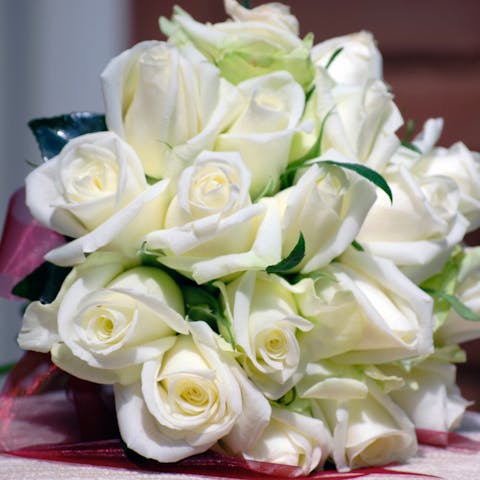 How and Why to Send Bouquets of White Roses - Flora Queen