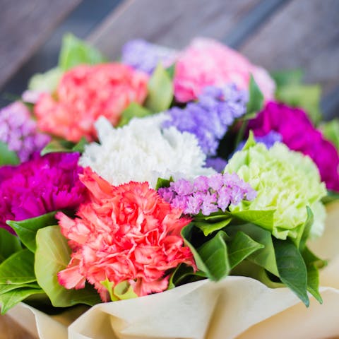 How to Send Flowers to Someone: Order Beautiful and Bright Floral Arrangements - Flora Queen