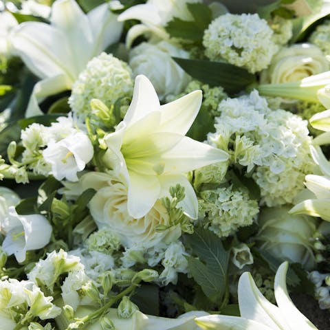 How To Send Flowers to a Funeral - Flora Queen