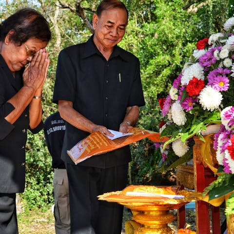 When to Send Flowers After a Death - Flora Queen