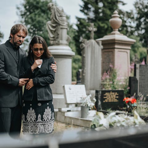 The Best Funeral Gifts for a Grieving Friend - Flora Queen