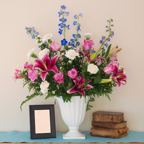 How to Arrange Pretty Flowers in a Vase - Flora Queen