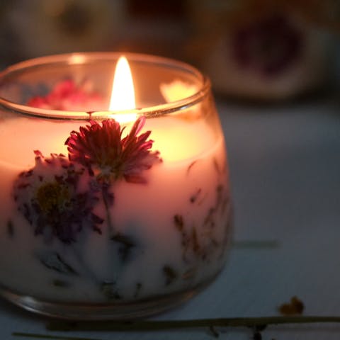How to Make Beautiful DIY Dried Flower Candles - Flora Queen