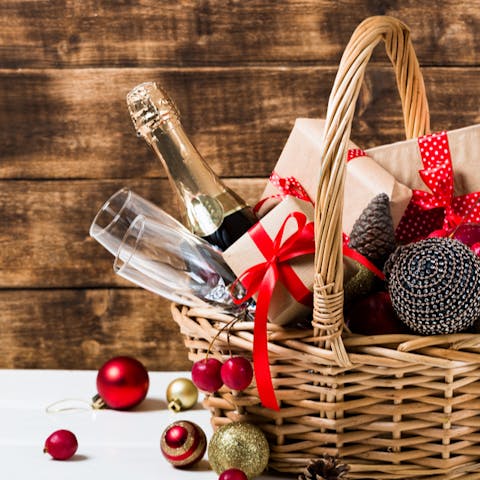 What to Put in Your Homemade Christmas Basket - Flora Queen