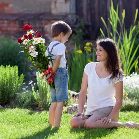 Surprise-mom-with-flowers-on-Mother-s-Day Flora Queen